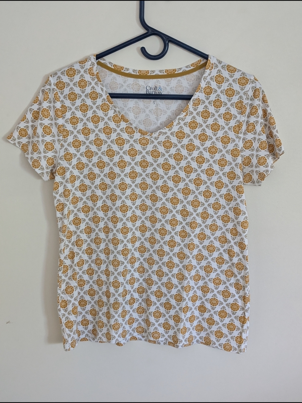 Croft & Barrow Floral White Yellow Gray Knit V-Neck Short Sleeve T-Shirt S